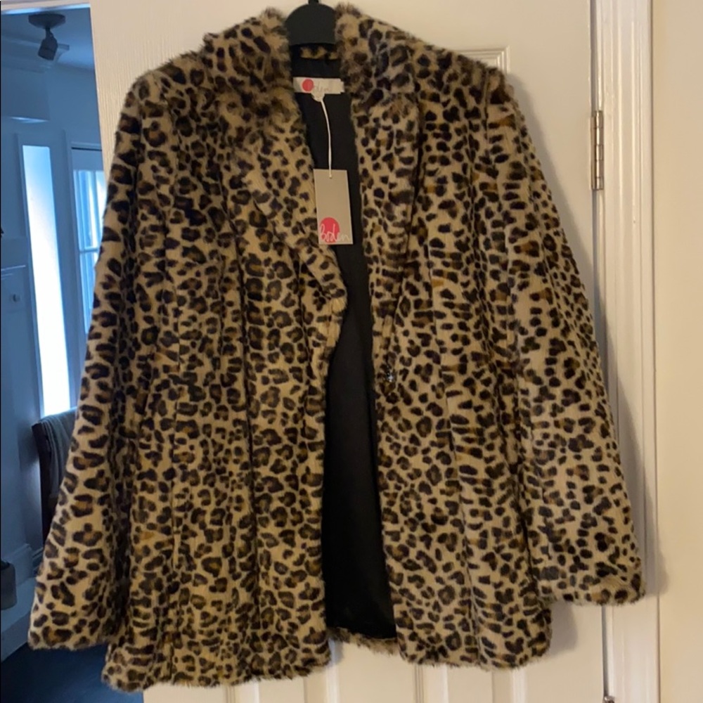 Faux fur leopard short coat